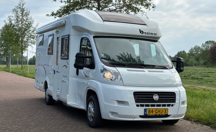 Camper Benimar moderno con ampio garage (per biciclette).