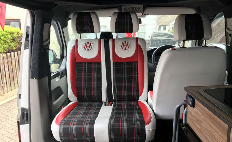 Ruby  – Volkswagen Wohnmobil mit 4 Schlafplätzen aus dem Jahr 2012