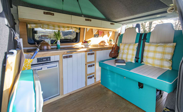 Kit – Huur Kit de campervan met op maat gemaakt interieur
