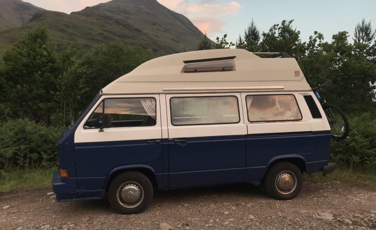 Blue – Volkswagen Wohnmobil mit 4 Schlafplätzen aus dem Jahr 1986