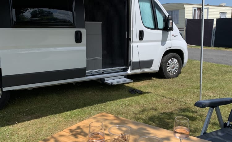 Vrijheid op wielen – Fully equipped camper with solar panel