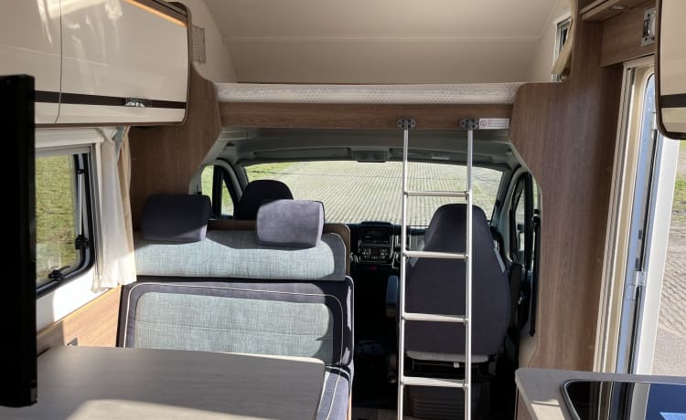 Luxe & Compacte 6-persoons camper met stapelbed