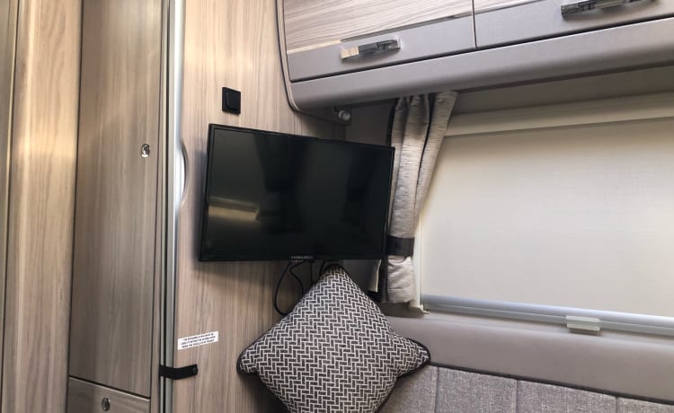 'Dora the Explorer' – Lusso, moderno camper a 6 posti letto, completamente attrezzato, tutto incluso.