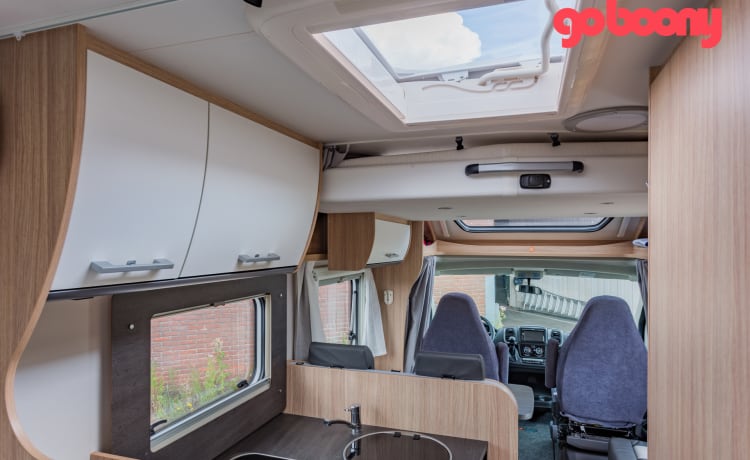 11/20 – 2 berth motorhome with single beds - Automatic