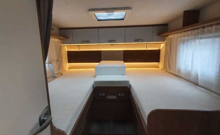 Carado T447 - Ruime en luxe 4 persoons camper