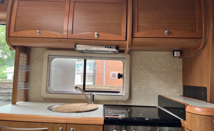 Snogly  – Bessecar e735 motorhome 6 berth excellent for families