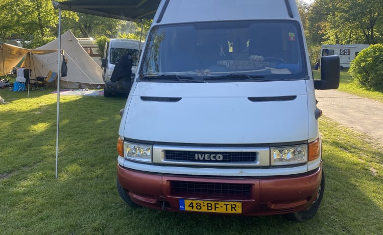 Claude de Bussy – Iveco Daily, le camping-car de vos aventures !