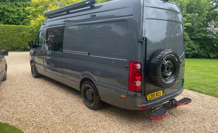 Arthur – Luxuriöser VW Crafter Expedition Campervan „Arthur“ mit Aufstelldach für 4 Personen