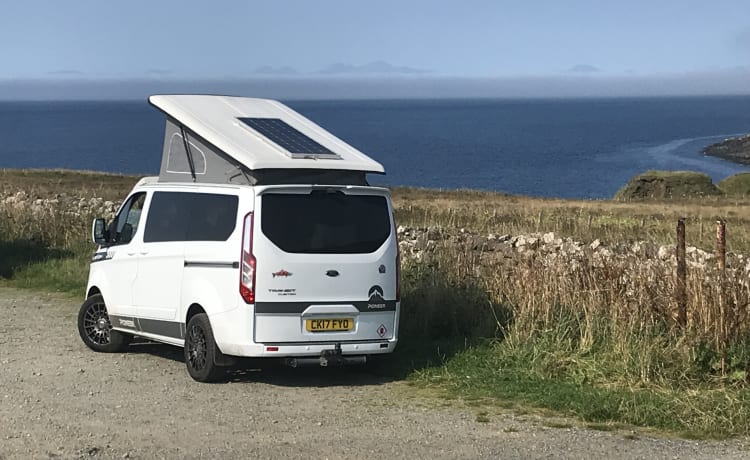 Kizzy..  – Witte Ford Custom campervan uit 2017 met pop-top.