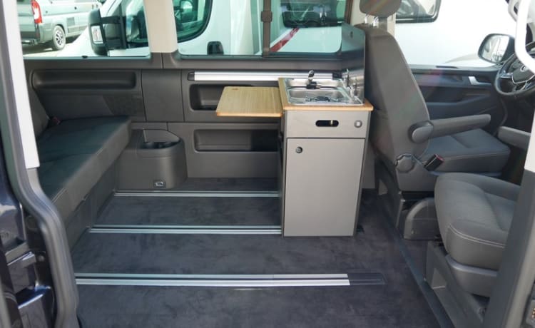 beau VW T6 Multivan avec toit relevable spacieux Reimo, automatique