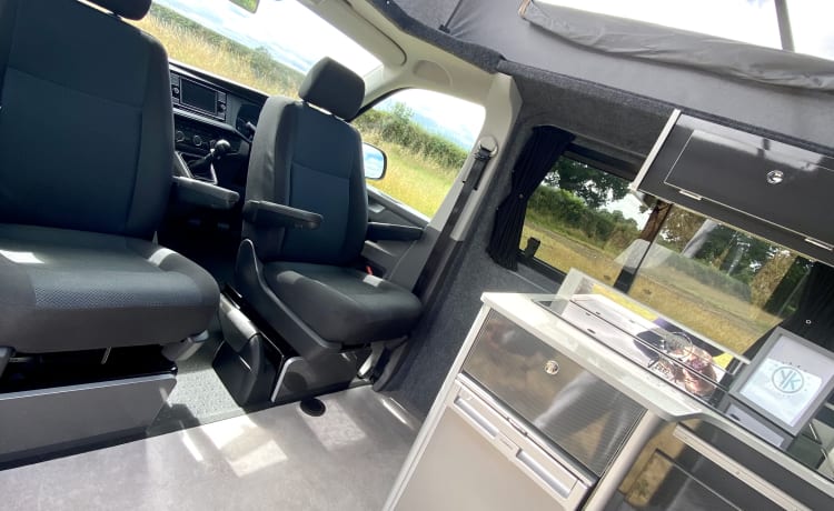 Yorkie Pud – YorKamper - 2021 VW Transporter 4 slaapplaatsen