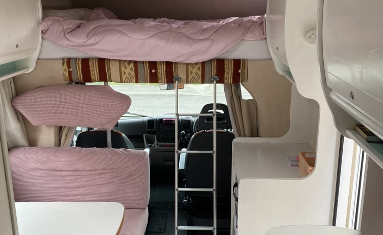 Rizzo  – Gorgeous 6 berth family motorhome with bedding, fully equipped. rear bunks.