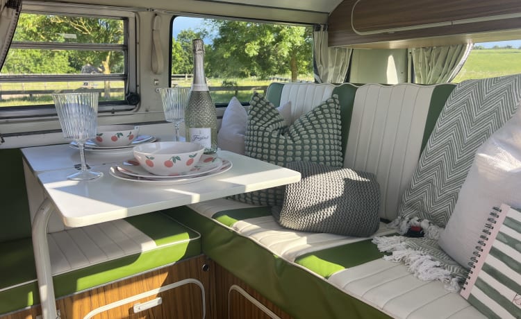 Olive – 'Oliva' VW T2 Westfalia 1973 Camper