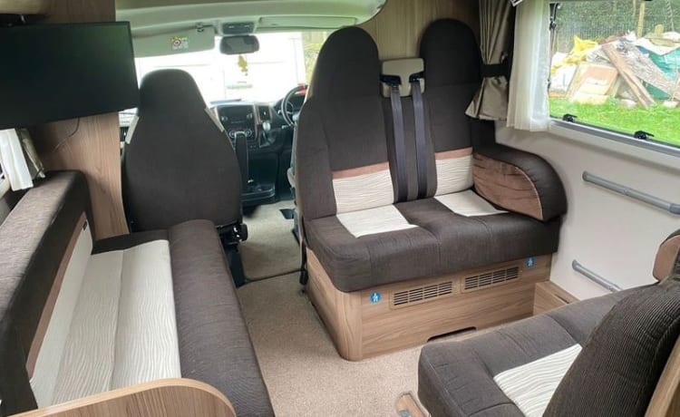 Swift Kon Tiki Luxury Twin Axle mit 4 Schlafplätzen