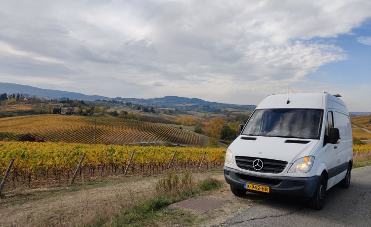 Compacte en volledig uitgeruste Mercedes-Benz camper 