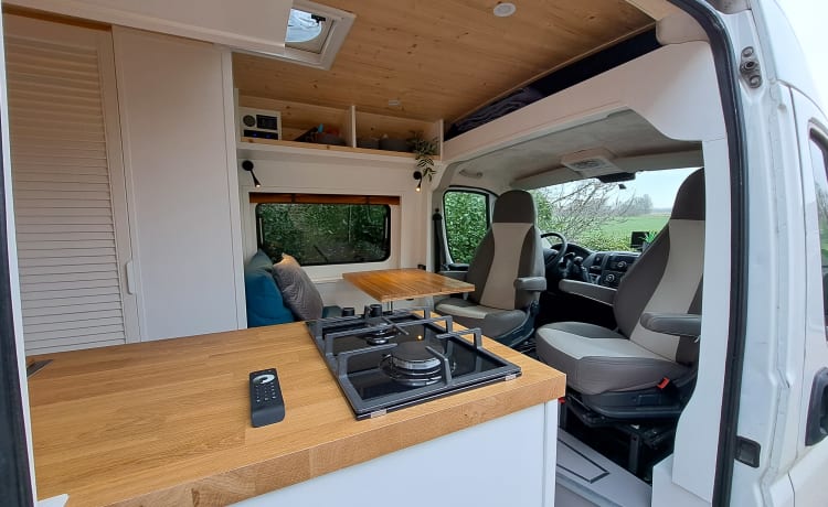 Peu – Nice self-build bus camper off grid