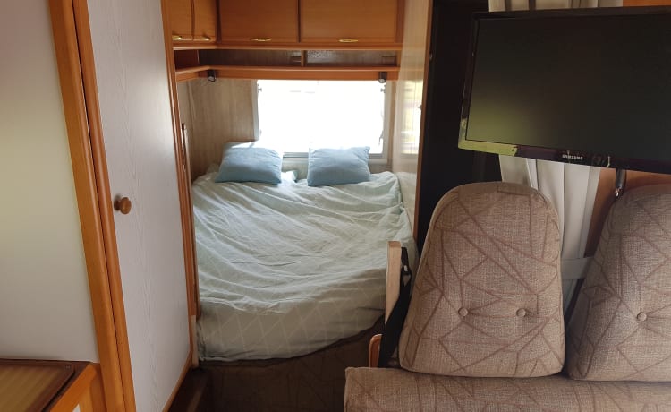 Spacious family camper with fixed bed!