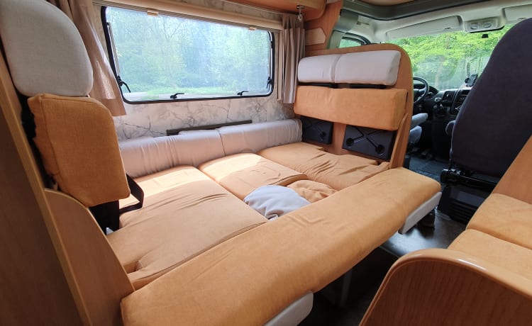 Lucky – Spacious and complete camper (7p-2012-euro5)