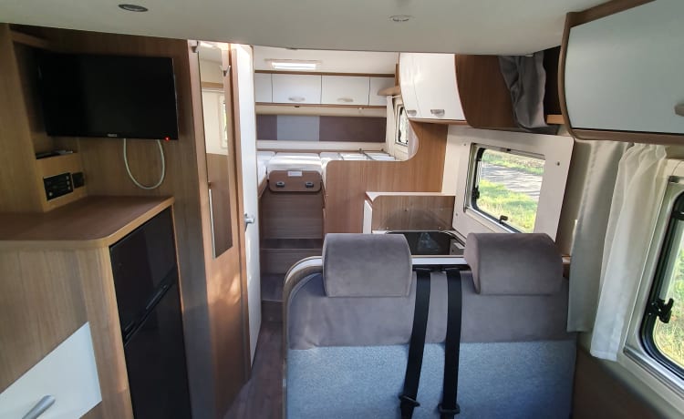 Carado T338 - Ruime en luxe 4 persoons camper