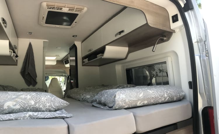 Luna de Plata – Fully equipped, state-of-the-art box van