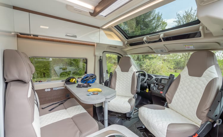 Off the Grid - 1 – Super new 6.36 bus camper with automatic transmission and solar panel, "of the Grid nr 1"