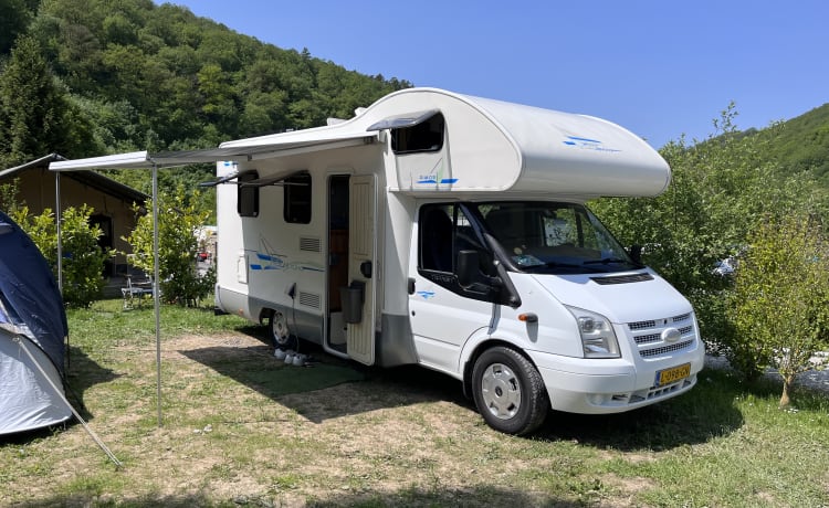 Camping-car familial luxueux et soigné, 6 places + ceinture, entièrement meublé