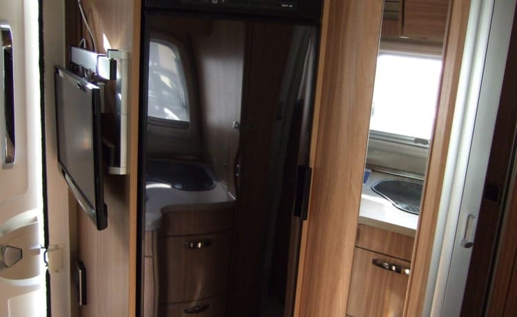 Very luxurious and complete Hymer camper, cream of the crop