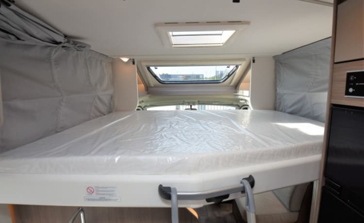 Carado T447 – Zeer luxe camper lengtebedden - aparte douche - XXL garage  - hoekzit