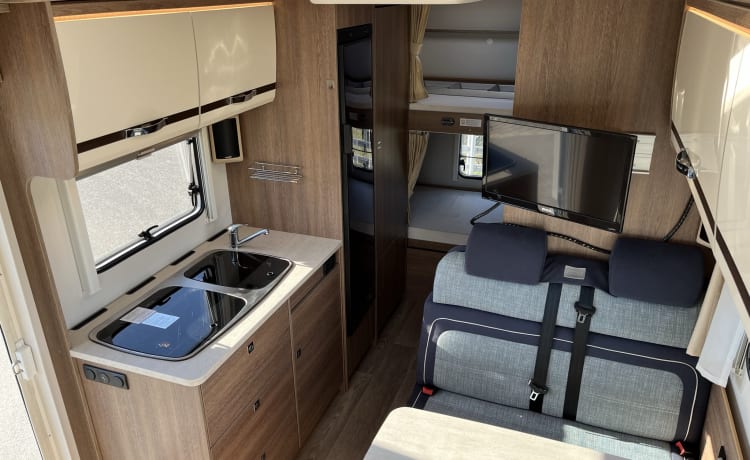 Luxe & Compacte 6-persoons camper met stapelbed