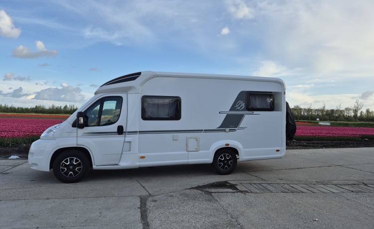 Mooie compacte 2 persoons camper met enkele bedden.