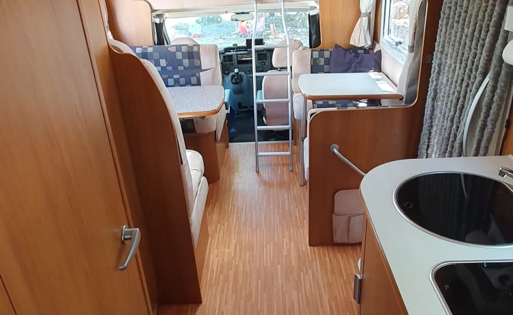 Rimor – Fly Portugal Luxury Camper, air conditioning, 6 gears.