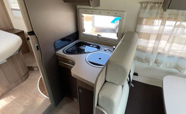 4 Pers. Herausforderer. Geräumiger, moderner und luxuriöser Camper mit AIRCO und 2x TV.