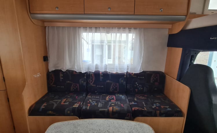 Grote Beer – 7p Chausson alkoofcamper uit 2002