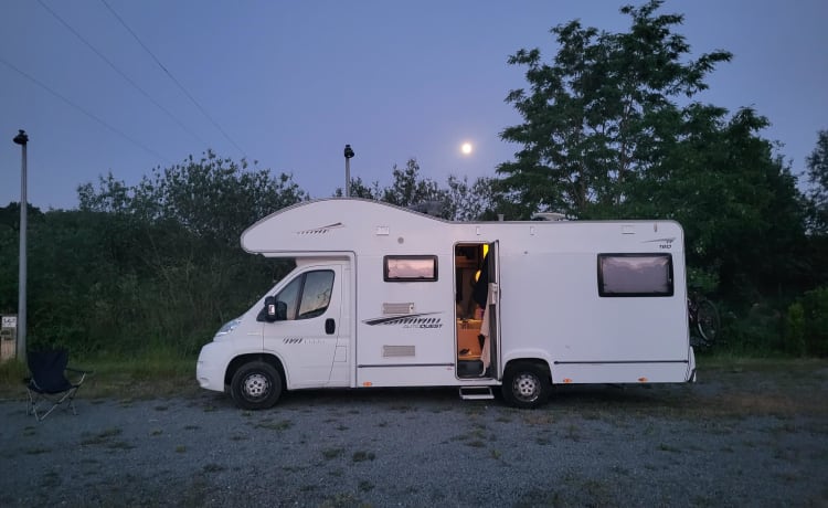 Nicky – Adventure and comfort in 'Nicky' the 6 berth luxury motorhome!