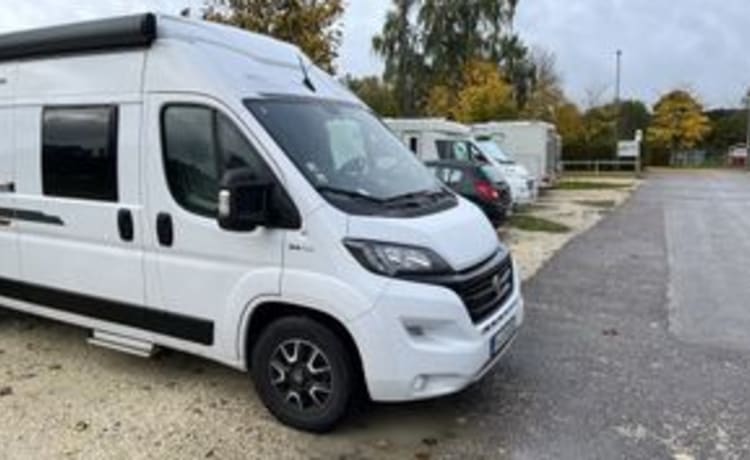 Cara – Van (6 m) from Weinberg with pop-up roof for rent