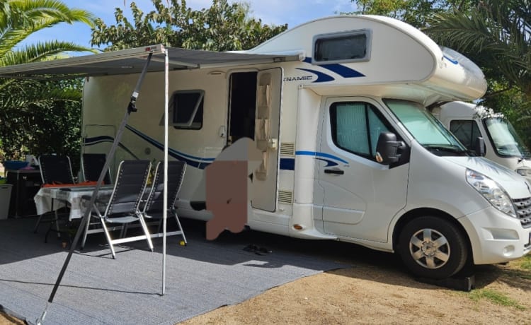 Chique gezins camper met mooie inboedel – Chic 6p Renault alcove in new condition from 2015