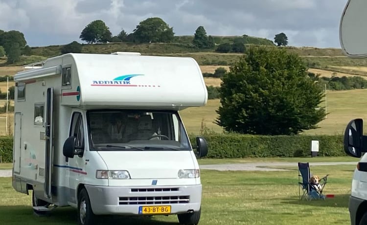 Camping-car alcôve spacieux et confortable