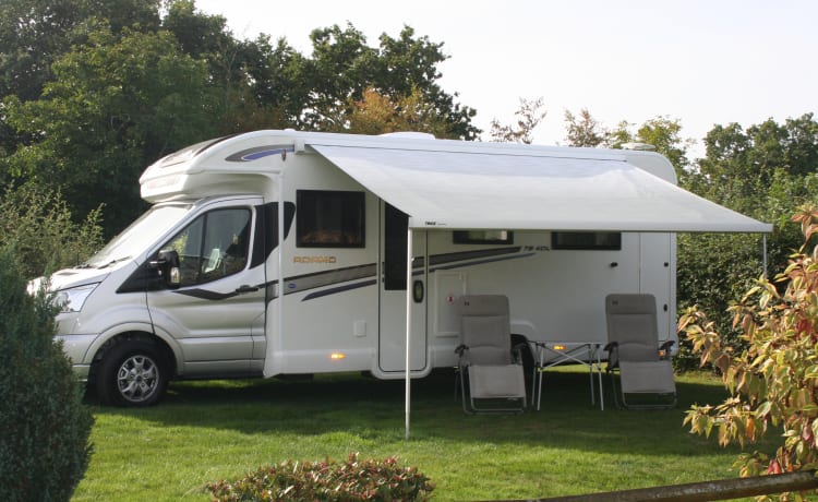 Lily – Luxe automatische camper met 4 slaapplaatsen 