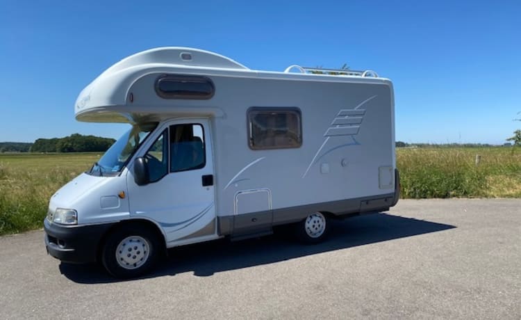 Beau camping-car familial Hymer à louer avec 6 places ceinturées