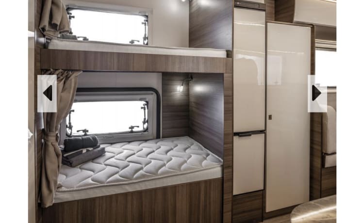 OSHA YA RADGE – 7 Berth Gloednieuwe mooie camper