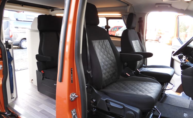 Oranje monster – Compact motorhome with room for five