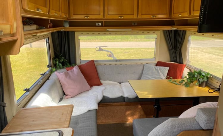 Super spacious, fresh and cozy 5 p alcove camper