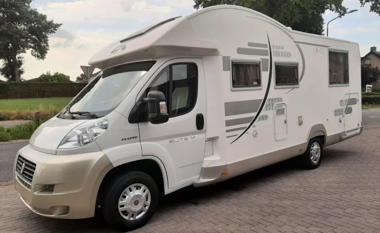 CI X-TIL – Very luxurious 4 person camper with queen bed and pull-down bed, lots of storage space