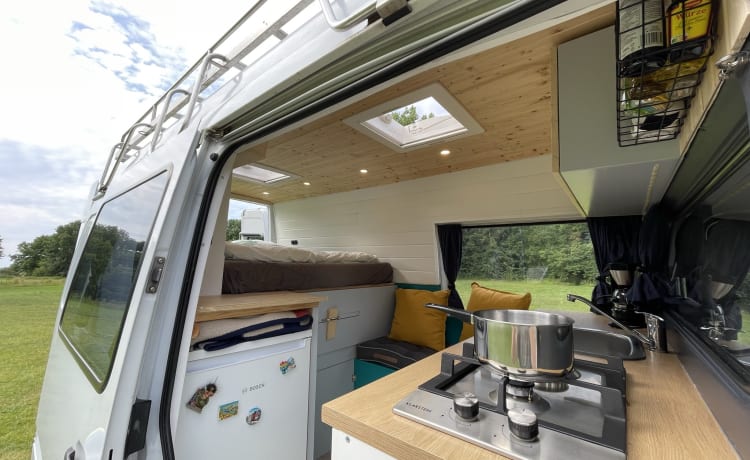 Bianca – Atmospheric, adventurous bus camper for 2 people