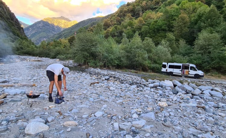 Onnie – Onnie auf der Straße | Offgrid Vanlife