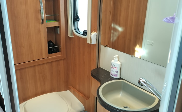 Kievit – 2p Hymer semi-integrated uit 2010 (met ruimte voor 3e persoon)