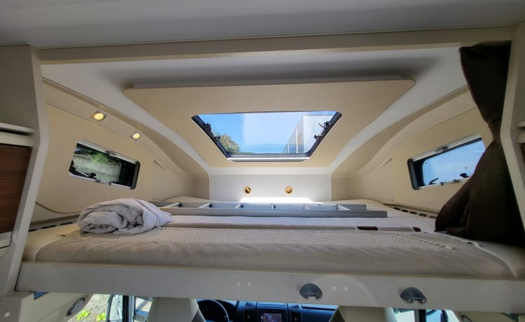 XL 670 SL – Camper ad alcova Adria molto spazioso con aria condizionata