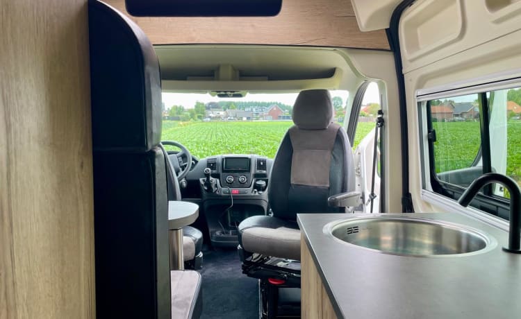 Camperbus avontuurlijke familiecamper 4 personen