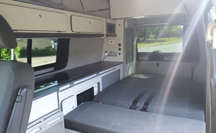 VW T5 SWB – Pop Top camper met automatische versnellingen (2 volwassenen en 2 kinderen)