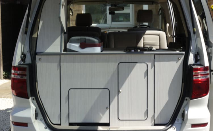 White Camper – Toyota Alphard Family Campervan voor uw Staycation